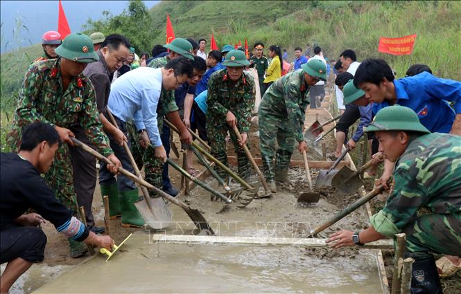 Trong ảnh: Tổ chức khởi công làm đường giao thông nông thôn tuyến đường vào thôn Khâm Dưới, xã Nậm Chày, huyện Văn Bàn, Lạng Sơn do Ban Chỉ huy quân sự tỉnh Lào Cai phối hợp với Uỷ ban Mặt trận Tổ quốc Việt Nam và các đoàn thể chính trị-xã hội của tỉnh phát dộng. Ảnh: Quốc Khánh – TTXVN