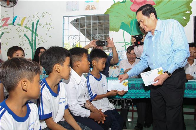 Trong ảnh: Chủ tịch Ủy ban Trung ương Mặt trận Tổ quốc Việt Nam Trần Thanh Mẫn tặng quà Tết cho trẻ em tại Trường nuôi dạy trẻ mồ côi Hoa Mai Cần Thơ nhân dịp Tết Nguyên đán Canh Tý năm 2020. Ảnh: Hồng Thái - TTXVN
