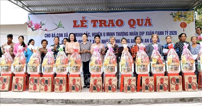 Trong ảnh: Đoàn công tác của Chủ tịch Ủy ban Mặt trận Tổ quốc Việt Nam tỉnh Kiên Gian tặng 300 phần quà cho người nghèo của huyện U Minh Thượng và Vĩnh Thuận (Kiền Giang). Ảnh: TTXVN phát