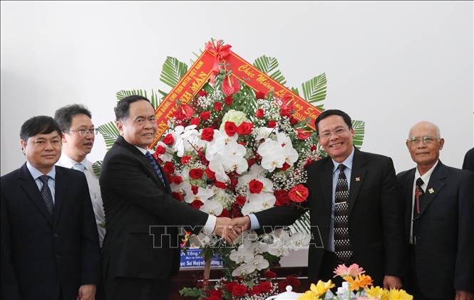 Trong ảnh: Chủ tịch Ủy ban Trung ương Mặt trận Tổ quốc Việt Nam Trần Thanh Mẫn tặng hoa chúc mừng Giáng sinh tại trụ sở Ban đại diện Tinh Lành tỉnh Đắk Lắk (2019). Ảnh: Tuấn Anh-TTXVN