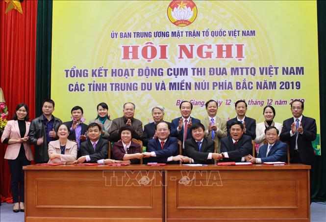 Trong ảnh: Đại diện lãnh đạo Ủy ban MTTQ các tỉnh trong cụm Trung Du và miền núi phía Bắc ký giao ước thi đua năm 2020 (13/12/2019). Ảnh: Đồng Thúy-TTXVN