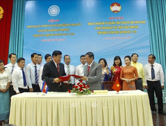 Trong ảnh: Ký kết hợp tác giai đoạn 2019-2021 giữa Uỷ ban Mặt trận Tổ quốc Việt Nam tỉnh An Giang với Uỷ ban Mặt trận đoàn kết phát triển Tổ quốc Campuchia tỉnh Kandal và tỉnh Takeo, giai đoạn 2019-2021. Ảnh: Thanh Sang – TTXVN