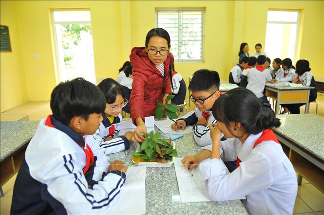 Cô và trò trường THCS Ninh Giang trong giờ học môn Sinh học. Ảnh: Minh Đức - TTXVN