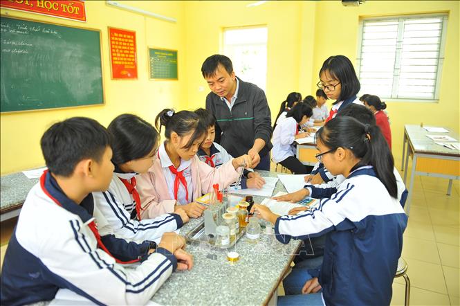 Thầy và trò trường THCS Ninh Giang trong giờ học môn Hóa học. Ảnh: Minh Đức - TTXVN