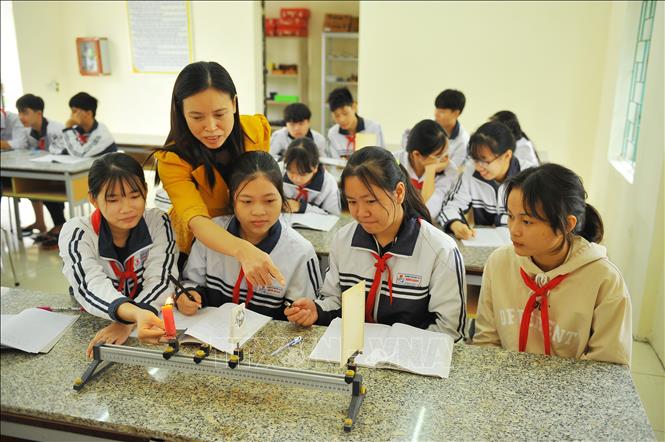 Cô và trò trường THCS Ninh Giang trong giờ học môn Vật lý. Ảnh: Minh Đức - TTXVN