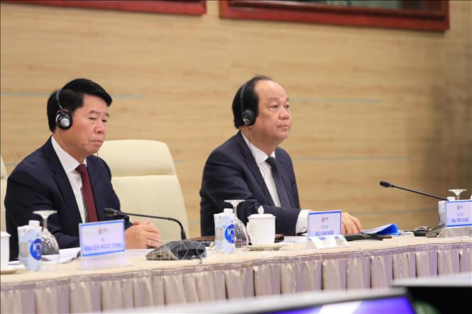 Bộ trưởng, Chủ nhiệm Văn phòng Chính phủ Mai Tiến Dũng và Thứ trưởng Bộ Công an Bùi Văn Nam dự Hội nghị Cấp cao Mekong - Hàn Quốc lần thứ 2 tại điểm cầu Hà Nội. Ảnh: Lâm Khánh - TTXVN
