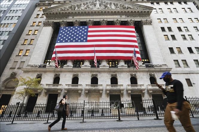 Trong ảnh: Bên ngoài sàn giao dịch chứng khoán ở New York, Mỹ ngày 9/11/2020. Ảnh: THX/TTXVN