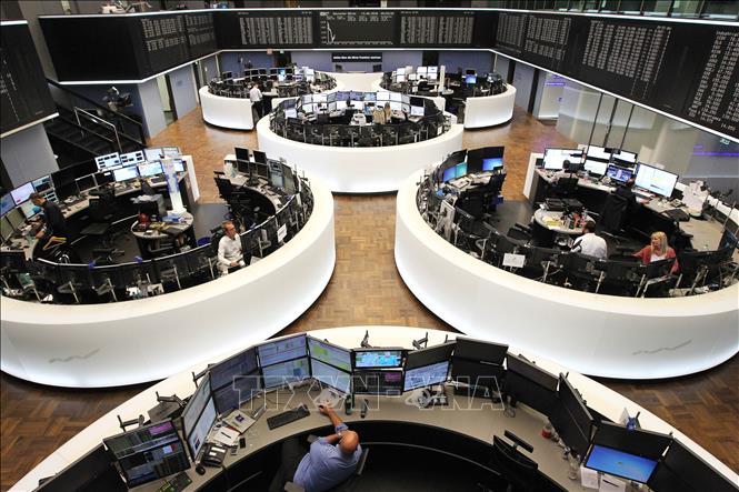 Trong ảnh: Hoạt động tại sàn giao dịch chứng khoán ở Frankfurt, Đức ngày 13/6/2018. Ảnh: AFP/TTXVN