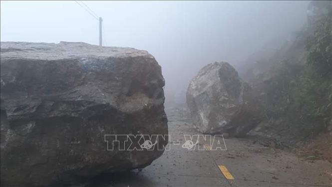 Trong ảnh: Hàng trăm tấn đất đá đổ xuống tại vị trí Km 202 + 100 đường Trường Sơn Đông. Ảnh: Dư Toán - TTXVN