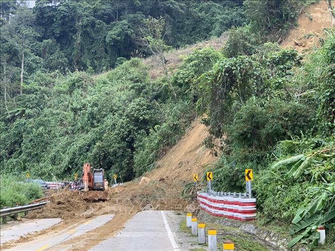 Trong ảnh: Lực lượng chức năng tập trung xử lý các vị trí đường bị sạt lở. Ảnh: Dư Toán – TTXVN