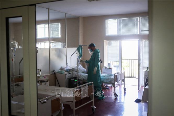 Trong ảnh: Nhân viên y tế điều trị cho bệnh nhân nhiễm COVID-19 tại bệnh viện ở Belgrade, Serbia. Ảnh: AFP/TTXVN