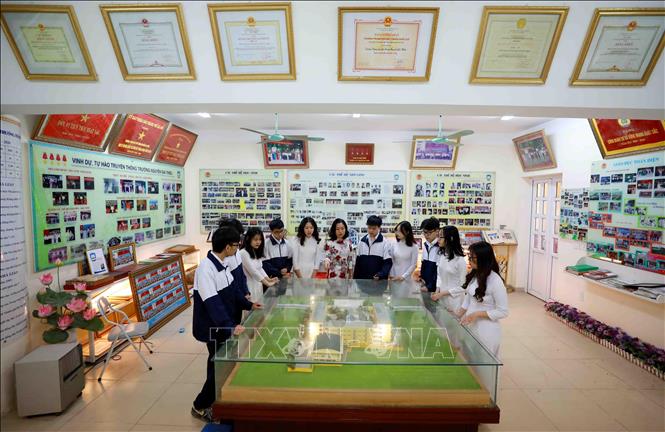 Trong ảnh: Với những thành tích và sự nỗ lực cố gắng không ngừng, trường THPT Nguyễn Gia Thiều luôn là đơn vị dẫn đầu trong các phong trào thi đua, được tặng thưởng nhiều danh hiệu và phần thưởng cao quý. Ảnh: Thanh Tùng - TTXVN