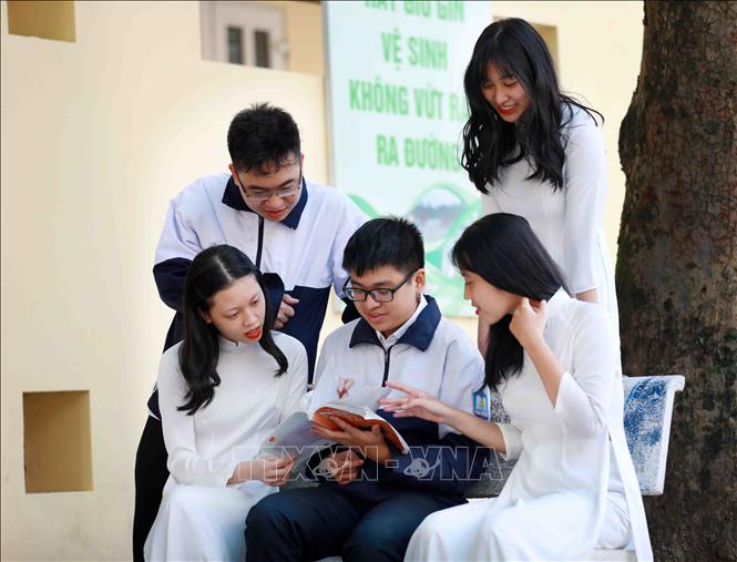 Trong ảnh: Kết quả giảng dạy, học tập, rèn luyện của thầy và trò Trường THPT Nguyễn Gia Thiều luôn được nâng cao, với nhiều học sinh đạt kết quả cao trong các cuộc thi học sinh giỏi thành phố, trong nước và quốc tế. Ảnh: Thanh Tùng - TTXVN