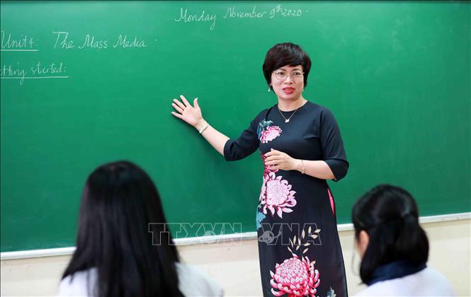 Trong ảnh: Mỗi thầy giáo, cô giáo đều tích cực đổi mới để nâng cao chất lượng giáo dục và đào tạo, nhiều nhà giáo mẫu mực với phẩm chất tốt, chuyên môn giỏi, phong cách đẹp, tâm huyết và trách nhiệm với nghề. Ảnh: Thanh Tùng - TTXVN