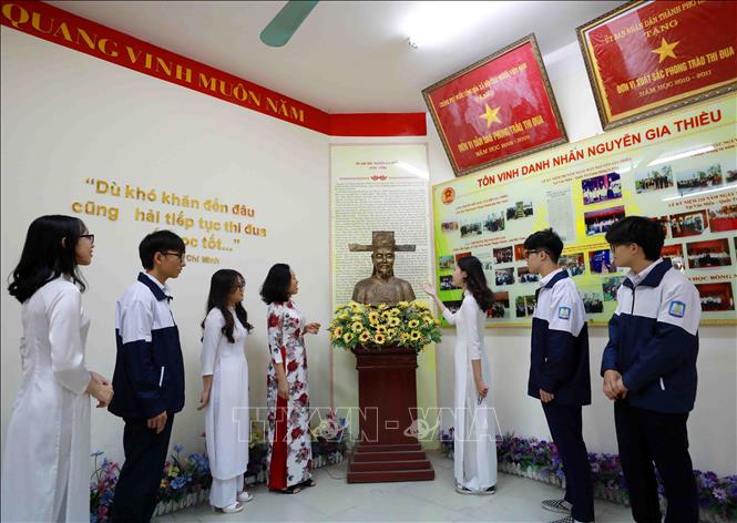 Trong ảnh: Nhìn lại chặng đường 70 năm xây dựng và trưởng thành, các thế hệ giáo viên và học sinh trường Nguyễn Gia Thiều luôn tự hào về truyền thống vẻ vang của trường. Ảnh: Thanh Tùng - TTXVN