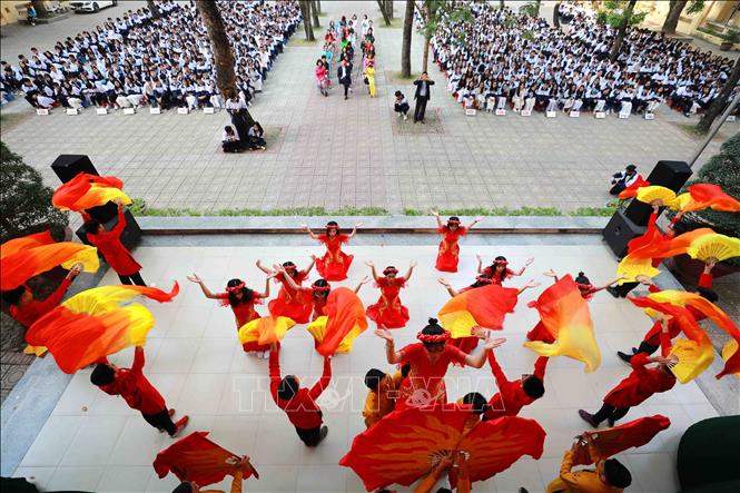 Trong ảnh: Học sinh THPT Nguyễn Gia Thiều hôm nay không chỉ chăm ngoan, học tốt mà còn sáng tạo, năng động trong nhiều lĩnh vực văn, thể, mỹ. Ảnh: Thanh Tùng - TTXVN 