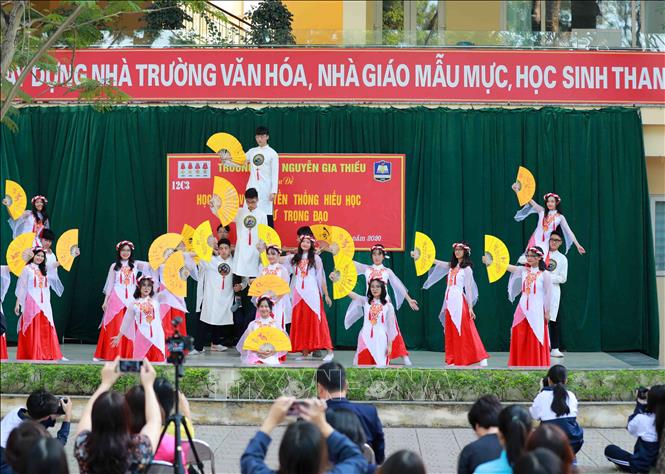 Trong ảnh: Học sinh THPT Nguyễn Gia Thiều hôm nay không chỉ chăm ngoan, học tốt mà còn sáng tạo, năng động trong nhiều lĩnh vực văn, thể, mỹ. Ảnh: Thanh Tùng - TTXVN 