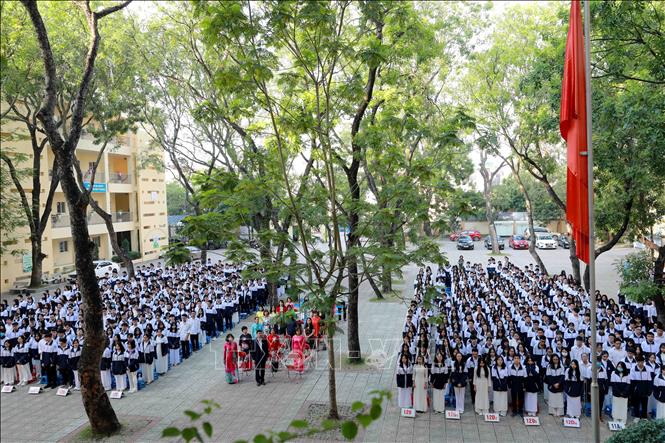 Trong ảnh: Dưới Quốc kỳ, mỗi sáng thứ 2 đầu tuần, cán bộ giáo viên, học sinh nhà trường luôn tự hứa sẽ phấn đấu dạy tốt - học tốt, xứng danh ngôi trường mang tên Danh nhân văn hóa Nguyễn Gia Thiều. Ảnh: Thanh Tùng - TTXVN