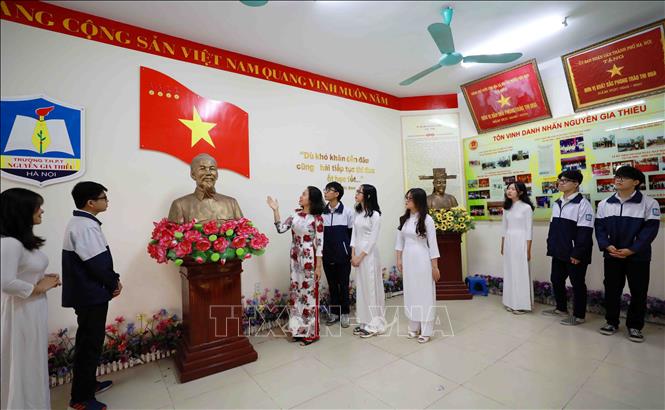 Trong ảnh: Nhìn lại chặng đường 70 năm xây dựng và trưởng thành, các thế hệ giáo viên và học sinh trường Nguyễn Gia Thiều luôn tự hào về truyền thống vẻ vang của trường, ngôi trường đã đóng góp cho đất nước những chiến sĩ, nhà khoa học, trí thức, cán bộ quản lý, nhà doanh nghiệp, nghệ sĩ và hàng chục ngàn người lao động đã và đang góp phần xây dựng, bảo vệ Tổ quốc. Ảnh: Thanh Tùng - TTXVN