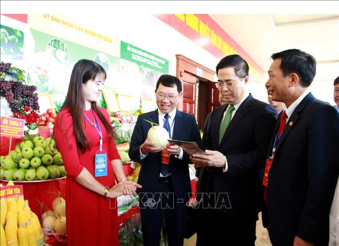 Trong ảnh: Các đại biểu thăm quan gian trưng bày sản phẩm tại hội nghị. Ảnh: Đồng Thúy-TTXVN
