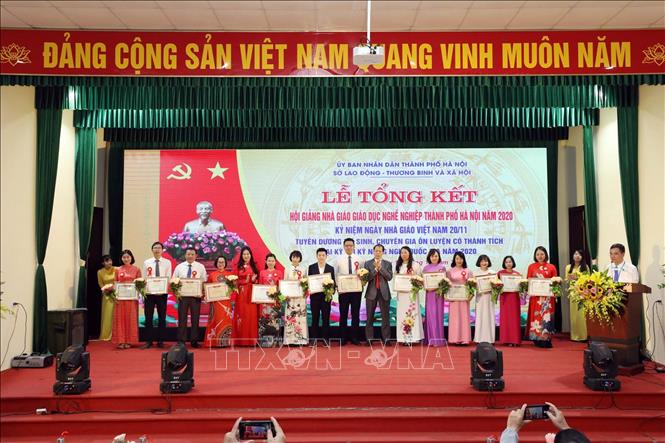 Trong ảnh: 14 nhà giáo nhận giải Nhất tại Hội giảng nhà giáo Giáo dục nghề nghiệp Thành phố Hà Nội năm 2020 . Ảnh: Anh Tuấn – TTXVN