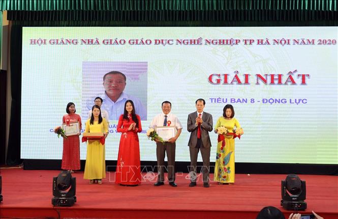Trong ảnh: Nhà giáo nhận giải Nhất tại Hội giảng nhà giáo Giáo dục nghề nghiệp Thành phố Hà Nội năm 2020 . Ảnh: Anh Tuấn – TTXVN