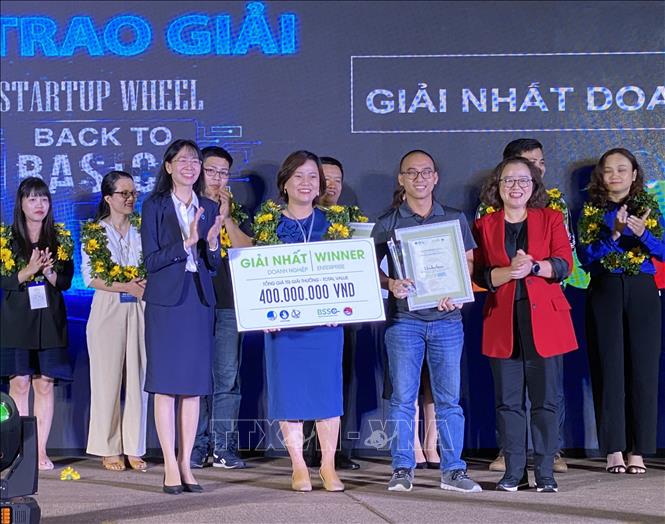 Trong ảnh: Trao giải Nhất chung cuộc cho vợ chồng doanh nhân trẻ Lê Thị Cẩm Trinh và Nguyễn Việt Thắng với dự án “Umbalena - Ứng dụng đọc sách dành cho trẻ em Việt Nam từ 2 đến 6 tuổi”. Ảnh: Hồng Giang - TTXVN
