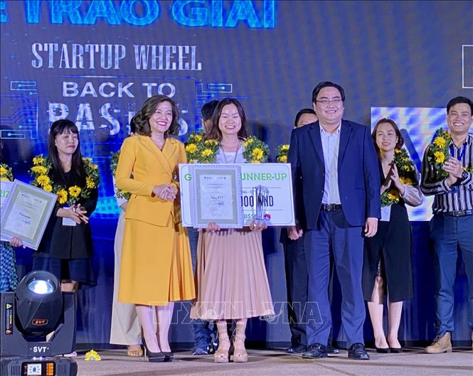 Trong ảnh: Trao giải Nhì chung cuộc cho thí sinh Trần Ngọc Thái với dự án “Voiz FM - Audio Platform và AI Voice”. Ảnh: Hồng Giang - TTXVN
