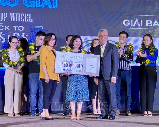 Trong ảnh: Trao giải Ba chung cuộc cho thí sinh Châu Ngọc Dịu với sản phẩm đường Thốt Nốt Palmania. Ảnh: Hồng Giang - TTXVN