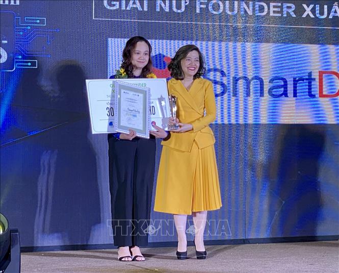 Trong ảnh: Trao giải “Nữ khởi nghiệp xuất sắc nhất