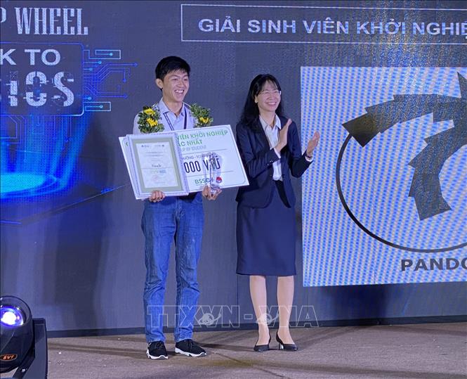 Trong ảnh: Trao giải “Dự án sinh viên khởi nghiệp xuất sắc nhất” cho thí sinh Phạm Mạnh Đình với dự án “Pando - Vật liệu xây dựng làm từ rác thải nhựa”. Ảnh: Hồng Giang - TTXVN