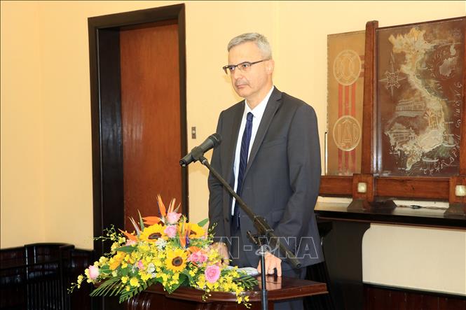 Photo: French Ambassador to Vietnam Nicolas Warnery speaks at the hand-over ceremony. VNA Photo