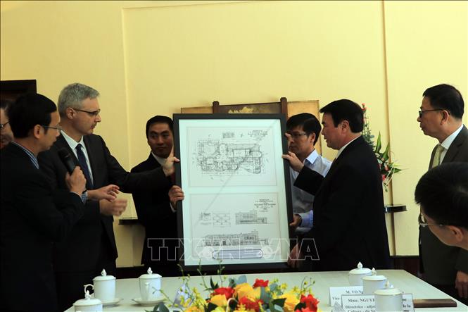 Photo: French Ambassador to Vietnam Nicolas Warnery hands over the design to the local authorities. VNA Photo