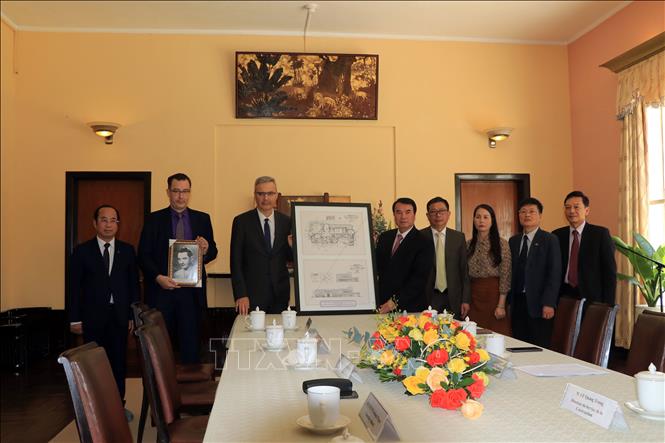 Photo: French Ambassador to Vietnam Nicolas Warnery hands over the design to the local authorities. VNA Photo