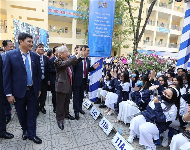 Trong ảnh: Giáo sư, Tiến sĩ Nguyễn Phú Trọng, Tổng Bí thư, Chủ tịch nước, cựu học sinh trường THPT Nguyễn Gia Thiều  đến dự Lễ kỷ niệm 70 năm thành lập Trường. Ảnh: Trí Dũng – TTXVN
