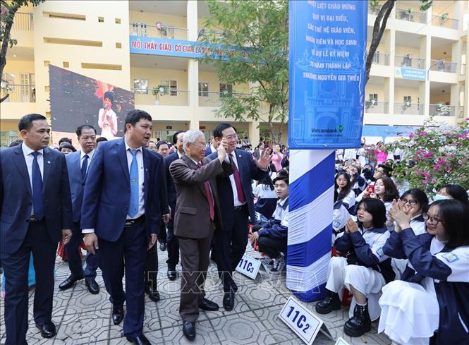 Trong ảnh: Giáo sư, Tiến sĩ Nguyễn Phú Trọng, Tổng Bí thư, Chủ tịch nước, cựu học sinh trường THPT Nguyễn Gia Thiều  đến dự Lễ kỷ niệm 70 năm thành lập Trường. Ảnh: Trí Dũng – TTXVN