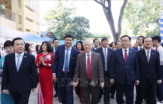 Trong ảnh: Giáo sư, Tiến sĩ Nguyễn Phú Trọng, Tổng Bí thư, Chủ tịch nước, cựu học sinh trường THPT Nguyễn Gia Thiều  đến dự Lễ kỷ niệm 70 năm thành lập Trường. Ảnh: Trí Dũng – TTXVN