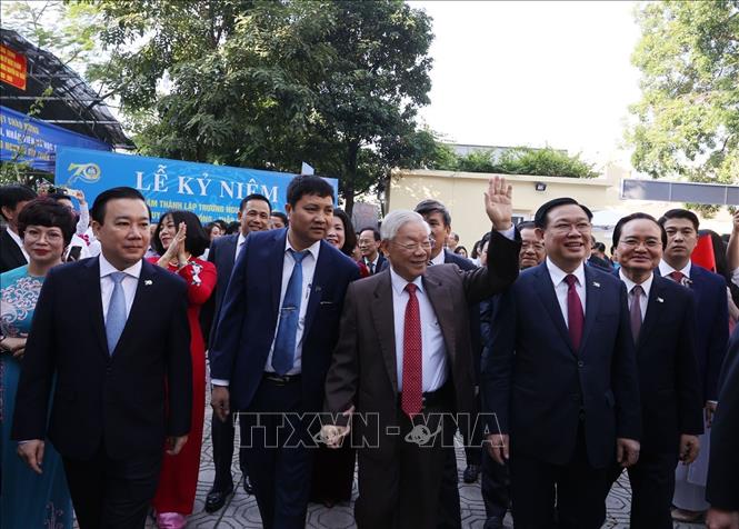 Trong ảnh: Giáo sư, Tiến sĩ Nguyễn Phú Trọng, Tổng Bí thư, Chủ tịch nước, cựu học sinh trường THPT Nguyễn Gia Thiều  đến dự Lễ kỷ niệm 70 năm thành lập Trường. Ảnh: Trí Dũng – TTXVN