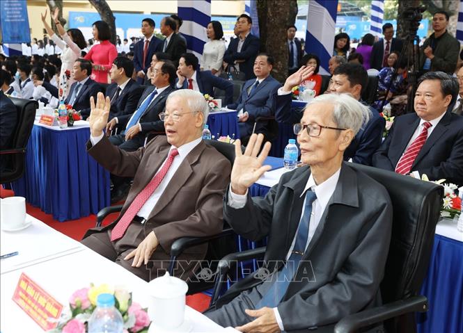 Trong ảnh: Giáo sư, Tiến sĩ Nguyễn Phú Trọng, Tổng Bí thư, Chủ tịch nước, cựu học sinh trường THPT Nguyễn Gia Thiều  dự Lễ kỷ niệm 70 năm thành lập Trường. Ảnh: Trí Dũng – TTXVN