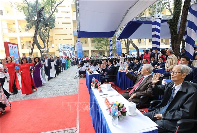 Trong ảnh: Giáo sư, Tiến sĩ Nguyễn Phú Trọng, Tổng Bí thư, Chủ tịch nước, cựu học sinh trường THPT Nguyễn Gia Thiều  và các đại biểu dự Lễ kỷ niệm 70 năm thành lập Trường. Ảnh: Trí Dũng – TTXVN