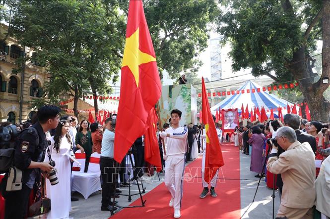 Trong ảnh: Lễ rước cờ và ảnh Bác Hồ tại lễ kỷ niệm. Ảnh: Minh Quyết - TTXVN