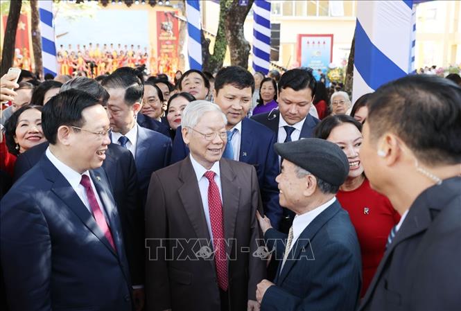 Trong ảnh: Giáo sư, Tiến sĩ Nguyễn Phú Trọng, Tổng Bí thư, Chủ tịch nước, cựu học sinh trường THPT Nguyễn Gia Thiều với các đại biểu tại Lễ kỷ niệm. Ảnh: Trí Dũng – TTXVN