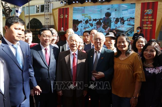 Trong ảnh: Giáo sư, Tiến sĩ Nguyễn Phú Trọng, Tổng Bí thư, Chủ tịch nước, cựu học sinh trường THPT Nguyễn Gia Thiều với các đại biểu tại Lễ kỷ niệm. Ảnh: Trí Dũng – TTXVN