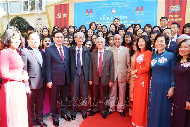 Trong ảnh: Giáo sư, Tiến sĩ Nguyễn Phú Trọng, Tổng Bí thư, Chủ tịch nước, cựu học sinh trường THPT Nguyễn Gia Thiều với các đại biểu tại Lễ kỷ niệm. Ảnh: Trí Dũng – TTXVN