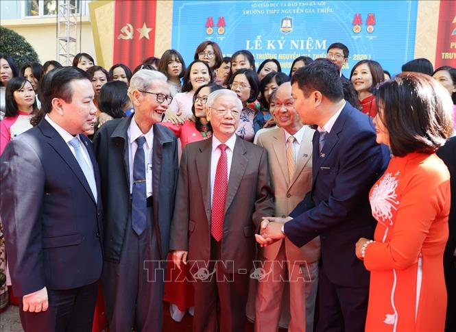 Trong ảnh: Giáo sư, Tiến sĩ Nguyễn Phú Trọng, Tổng Bí thư, Chủ tịch nước, cựu học sinh trường THPT Nguyễn Gia Thiều với các đại biểu tại Lễ kỷ niệm. Ảnh: Trí Dũng – TTXVN