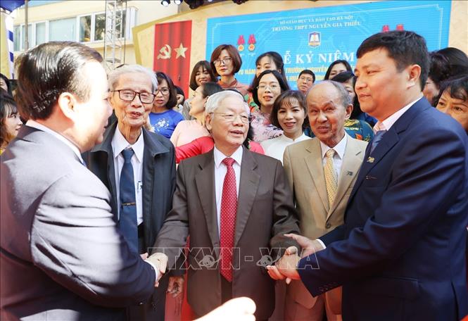 Trong ảnh: Giáo sư, Tiến sĩ Nguyễn Phú Trọng, Tổng Bí thư, Chủ tịch nước, cựu học sinh trường THPT Nguyễn Gia Thiều với các đại biểu tại Lễ kỷ niệm. Ảnh: Trí Dũng – TTXVN