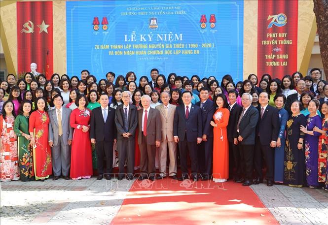 Trong ảnh: Giáo sư, Tiến sĩ Nguyễn Phú Trọng, Tổng Bí thư, Chủ tịch nước, cựu học sinh trường THPT Nguyễn Gia Thiều với các đại biểu tại Lễ kỷ niệm. Ảnh: Trí Dũng – TTXVN