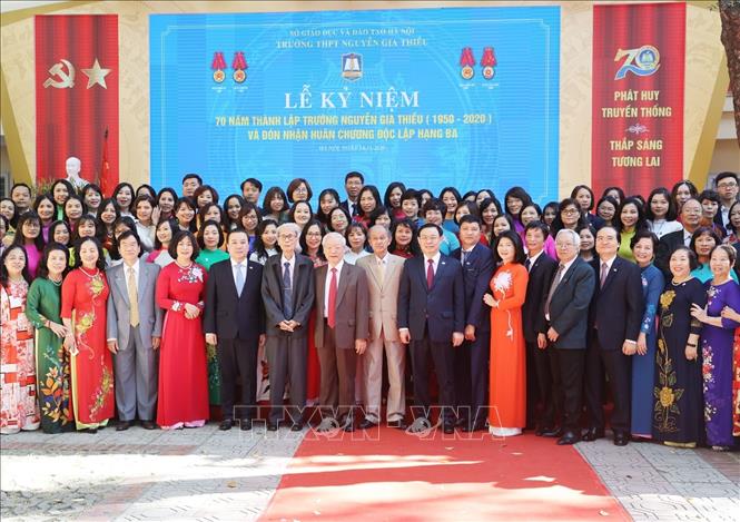 Trong ảnh: Giáo sư, Tiến sĩ Nguyễn Phú Trọng, Tổng Bí thư, Chủ tịch nước, cựu học sinh trường THPT Nguyễn Gia Thiều với các đại biểu tại Lễ kỷ niệm. Ảnh: Trí Dũng – TTXVN