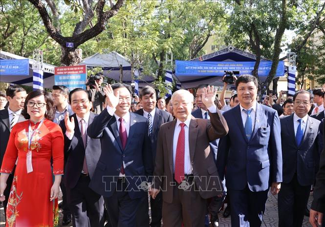 Trong ảnh: Giáo sư, Tiến sĩ Nguyễn Phú Trọng, Tổng Bí thư, Chủ tịch nước, cựu học sinh trường THPT Nguyễn Gia Thiều đến dự Lễ kỷ niệm. Ảnh: Trí Dũng – TTXVN