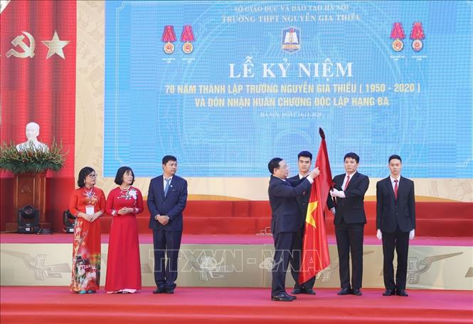 Trong ảnh: Đồng chí Vương Đình Huệ, Ủy viên Bộ Chính trị, Bí thư Thành ủy Hà Nội gắn Huân chương Độc lập hạng Ba lên cờ truyền thống của Trường THPT Nguyễn Gia Thiều. Ảnh: Trí Dũng – TTXVN
